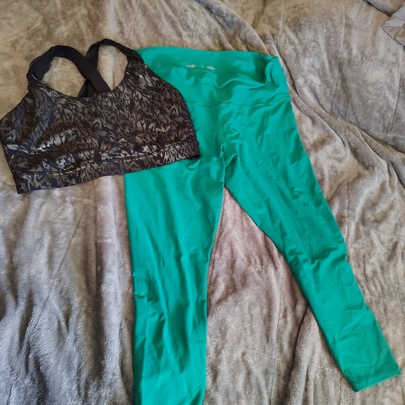 Old Navy Black and Green Women's Sports Bra and Leggings Set - Picture 3 of 4